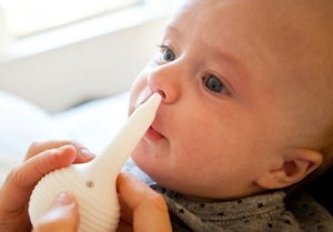 Как промыть нос грудному ребенку